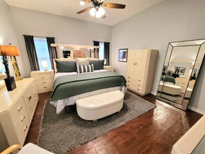 4 slaapkamers, een strijkplank/strijkijzer, reisbedje, gratis wifi