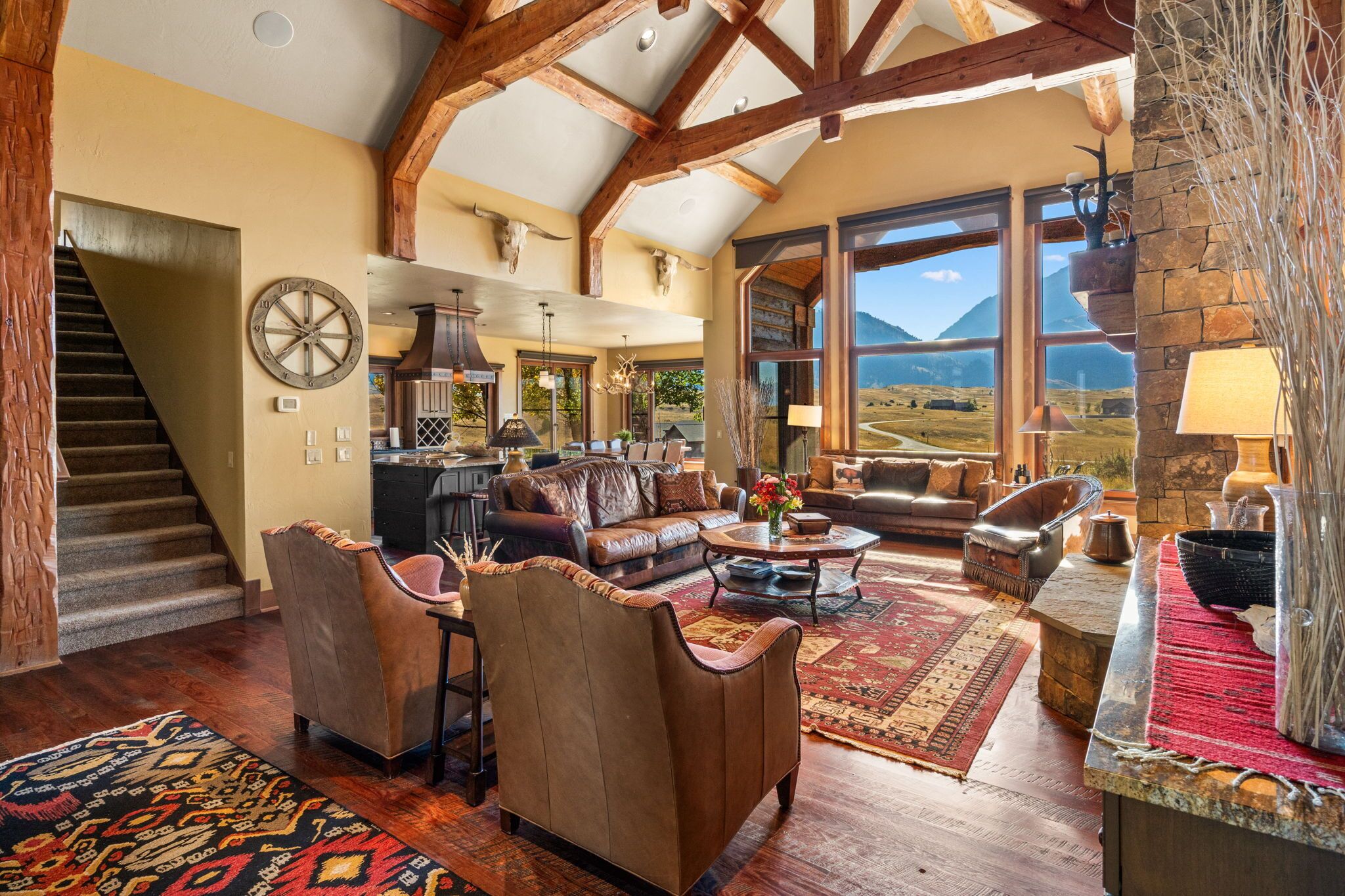 TV connectée, cheminée, table de tennis de table, livres