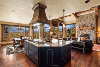 Your own private Mountain Lodge - Rugged Montana Views With Year Round Access