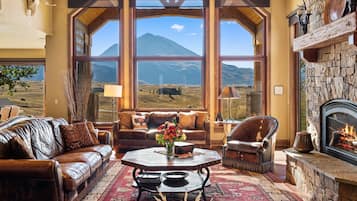 TV connectée, cheminée, table de tennis de table, livres