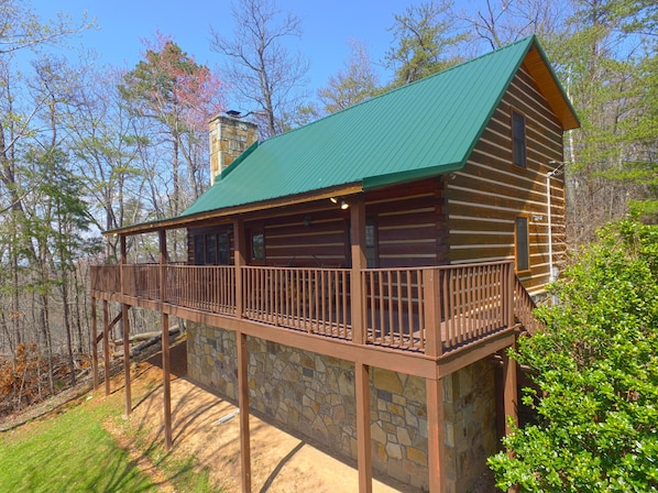 Beautiful Smoky Mountain Cabin - Private, view log cabin 3 miles from Downtown Gatlinburg. Fantastic spot for Smoky Mountain vacation!