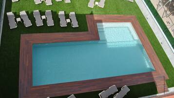 Una piscina al aire libre de temporada