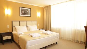 Sviitti | Tallelokero huoneessa, työpöytä, silitysrauta/-lauta, ilmainen Wi-Fi