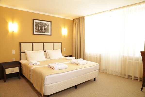 Suite | Caja de seguridad en la habitación y escritorio 