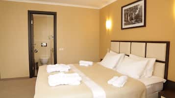 Sviitti | Tallelokero huoneessa, työpöytä, silitysrauta/-lauta, ilmainen Wi-Fi