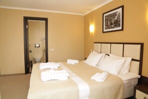 Suite | In-room safe, desk, iron/ironing board, free WiFi