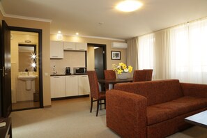 Suite | Caja de seguridad en la habitación y escritorio 