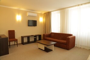 Suite junior | Caja de seguridad en la habitación y escritorio 