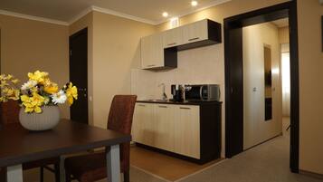 Sviitti | Tallelokero huoneessa, työpöytä, silitysrauta/-lauta, ilmainen Wi-Fi