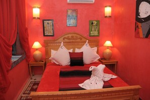 低反発ベッド、遮光カーテン、アイロン / アイロン台、可動式ベッド