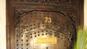 A wooden door with a brass plate reading "Riad Bella" and the number "23". - Riad belko - Hostel (Marrakech)