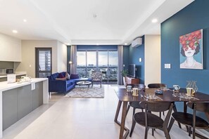 Daily self-service breakfast (VND 100000 per person)