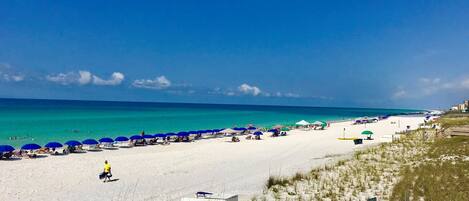 Am Strand, Liegestühle, Strandtücher