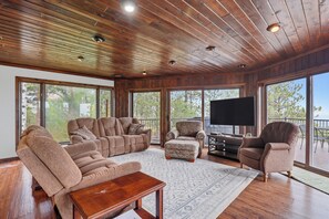 Smart TV, fireplace, DVD player