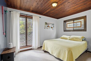 5 bedrooms, free WiFi, bed sheets