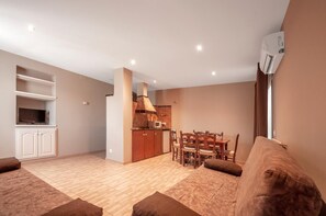Appartement, 1 slaapkamer | Een bureau, verduisterende gordijnen, een strijkplank/strijkijzer