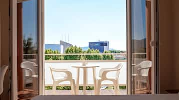 Escritorio, cortinas blackout y tabla de planchar con plancha