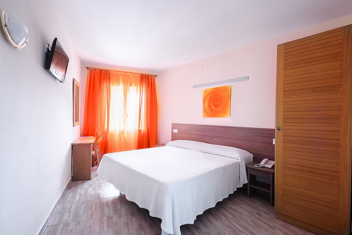 Double Room | Meja, langsir/tirai gelap terus, seterika/papan seterika, Wi-fi percuma