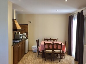 Appartement, 1 slaapkamer | Een bureau, verduisterende gordijnen, een strijkplank/strijkijzer