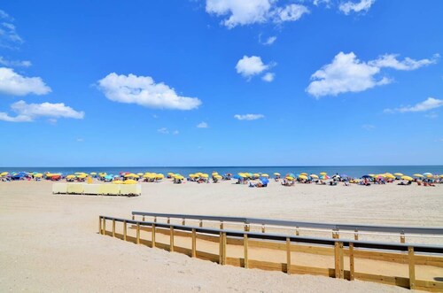 Steps to the Beach - Immaculate 7 BR - In-Town -108 Wellington Pkwy. Bethany