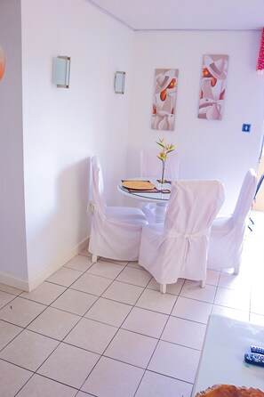 Apartment | In-room dining - Beach Shores at Turtle Tower (Ocho Rios)