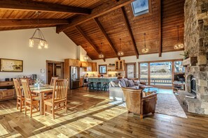 Een smart-tv, een open haard en boeken