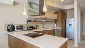 Luksus-lejlighed - 2 soveværelser - køkken - udsigt til kanal | Privat køkken | Kaffe-/temaskine, køleskab, mikrobølgeovn, ovn