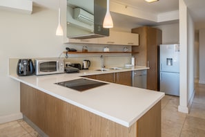 Luxury Apartment, 2 Bedrooms, Kitchen, Canal View | Private kitchen | Fridge, microwave, oven, stovetop - Canal Quays WHosting (Cape Town)