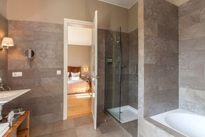 Bañera con ducha, bañera profunda, cabezal de ducha tipo lluvia