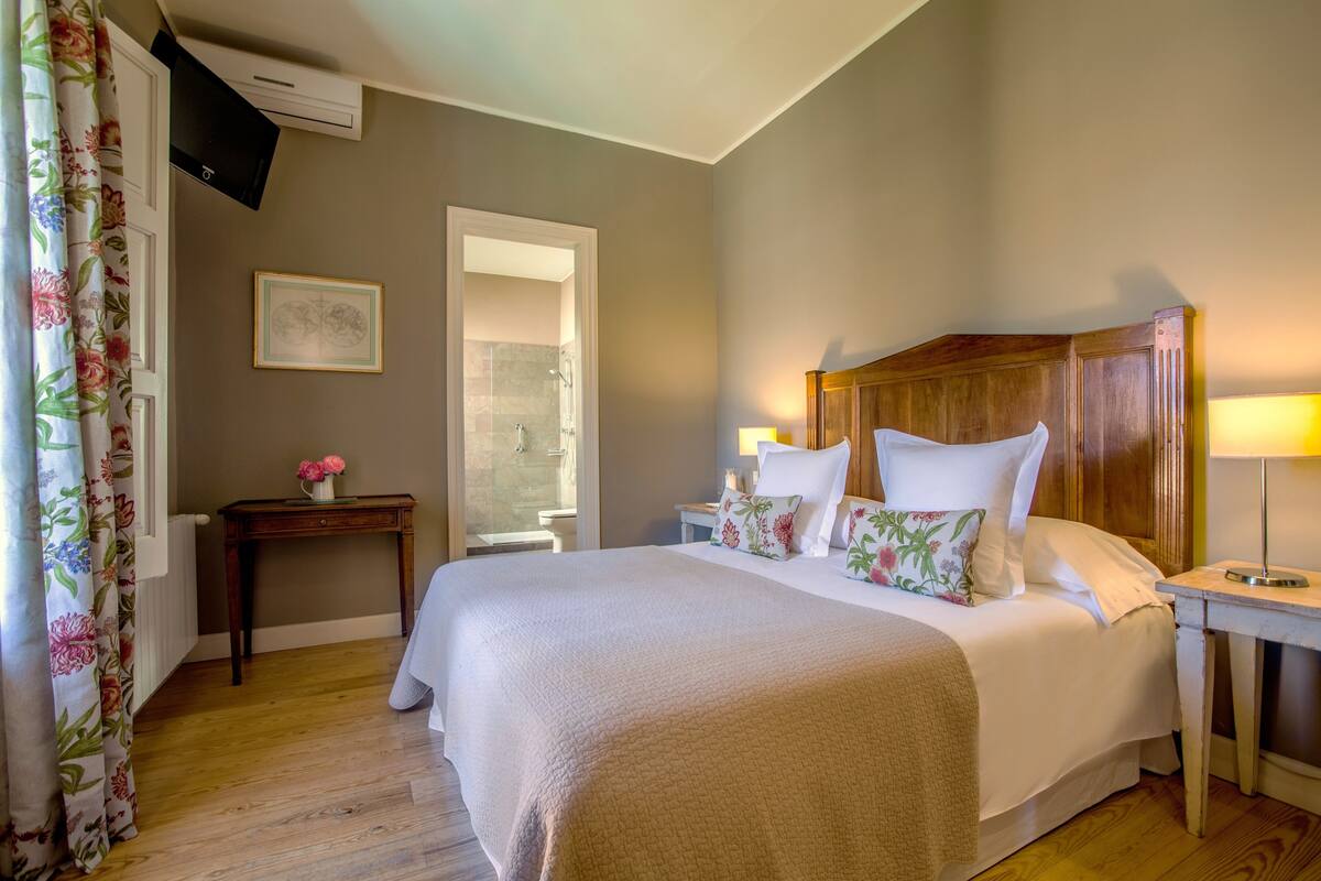 6 dormitorios, cortinas opacas, wifi gratis y ropa de cama