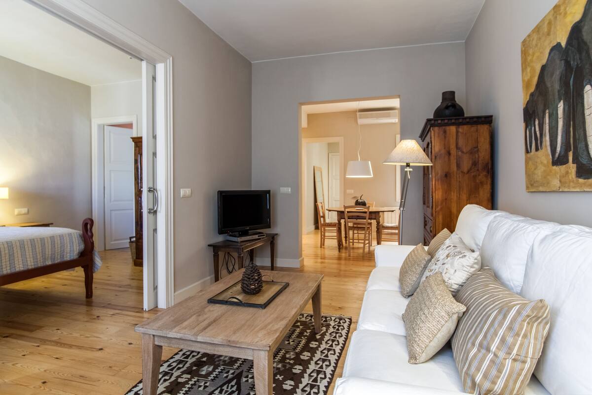 Apartamento, 1 habitación | Sala de estar | Una televisión