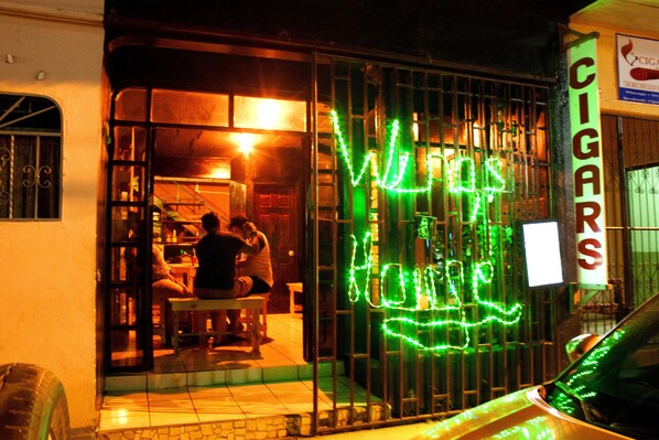 Voorkant accommodatie - avond/nacht