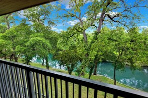 Property grounds - The Float Inn. Beautiful Condo Overlooking the Comal, Across from Schlitterbahn (New Braunfels)