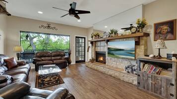 TV connectée, livres, chaîne hi-fi