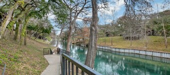 The Float Inn. Beautiful Condo Overlooking the Comal, Across from Schlitterbahn