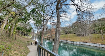 The Float Inn. Beautiful Condo Overlooking the Comal, Across from Schlitterbahn