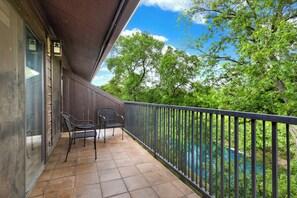 Property grounds - The Float Inn. Beautiful Condo Overlooking the Comal, Across from Schlitterbahn (New Braunfels)