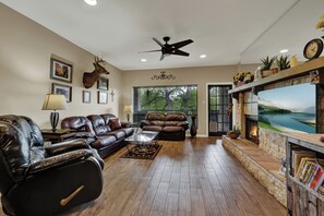 Een smart-tv, boeken en een stereo