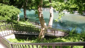 Property grounds - The Float Inn. Beautiful Condo Overlooking the Comal, Across from Schlitterbahn (New Braunfels)