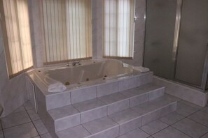 Suite luxueuse, 1 très grand lit, baignoire à jets, vue sur l’océan | Baignoire à hydromassage