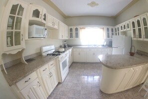 Apartment | Eigene Küche | Großer Kühlschrank, Mikrowelle, Ofen, Herdplatte