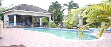 Außenpool, Liegestühle