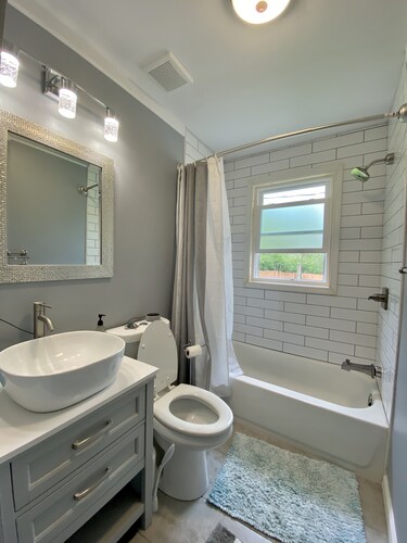 SPACIOUS country home, Sleeps 6 adults 