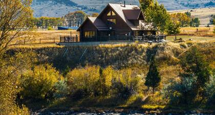 Large riverfront home, fishing, firepit, close to Chico and Yellowstone