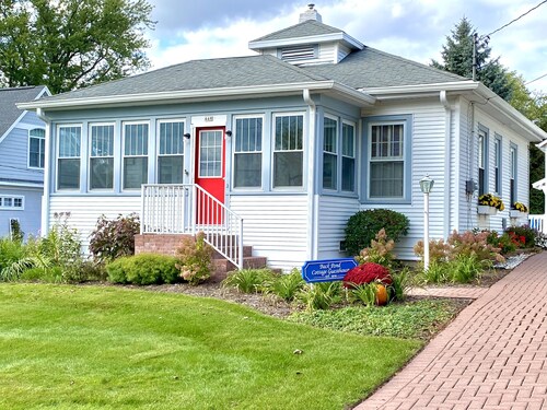 Clean, Charming, Comfy Get Away NOW Reviews, Deals & Photos 2023 - Expedia
