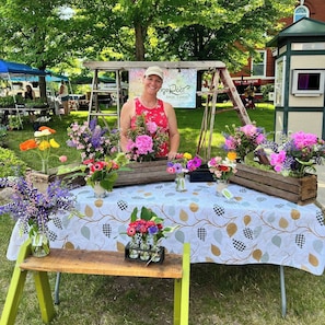 Outdoor dining - Charming Cottage Two Blocks from Downtown (Green Lake)