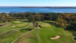 Un parcours de golf avec une étendue d’eau en arrière-plan.
