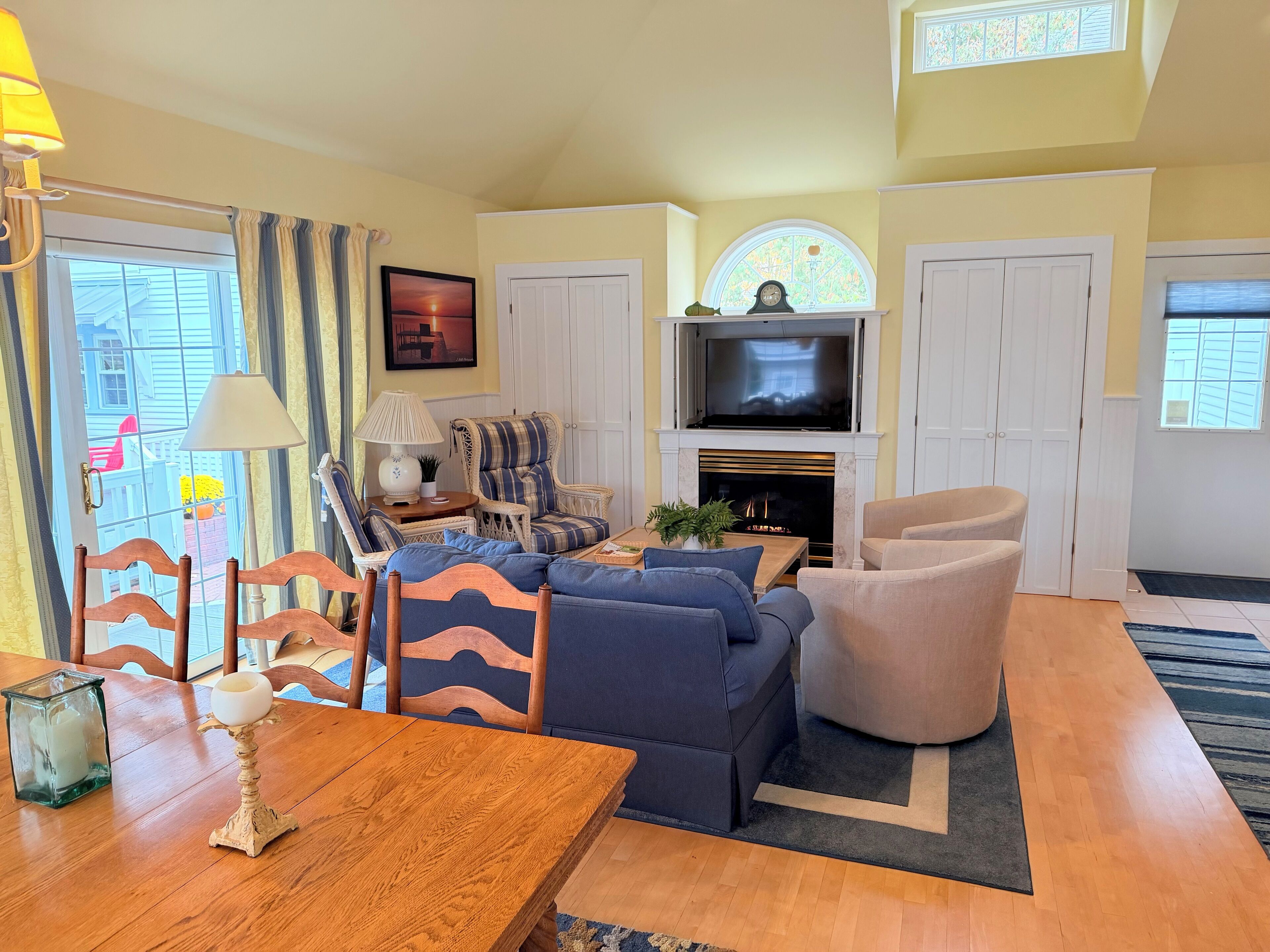 Smart TV, fireplace, DVD player, stereo