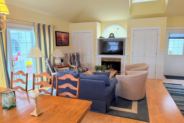 Family Room w/fireplace and flat screen TV with dining table