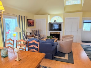 Smart TV, fireplace, DVD player, stereo